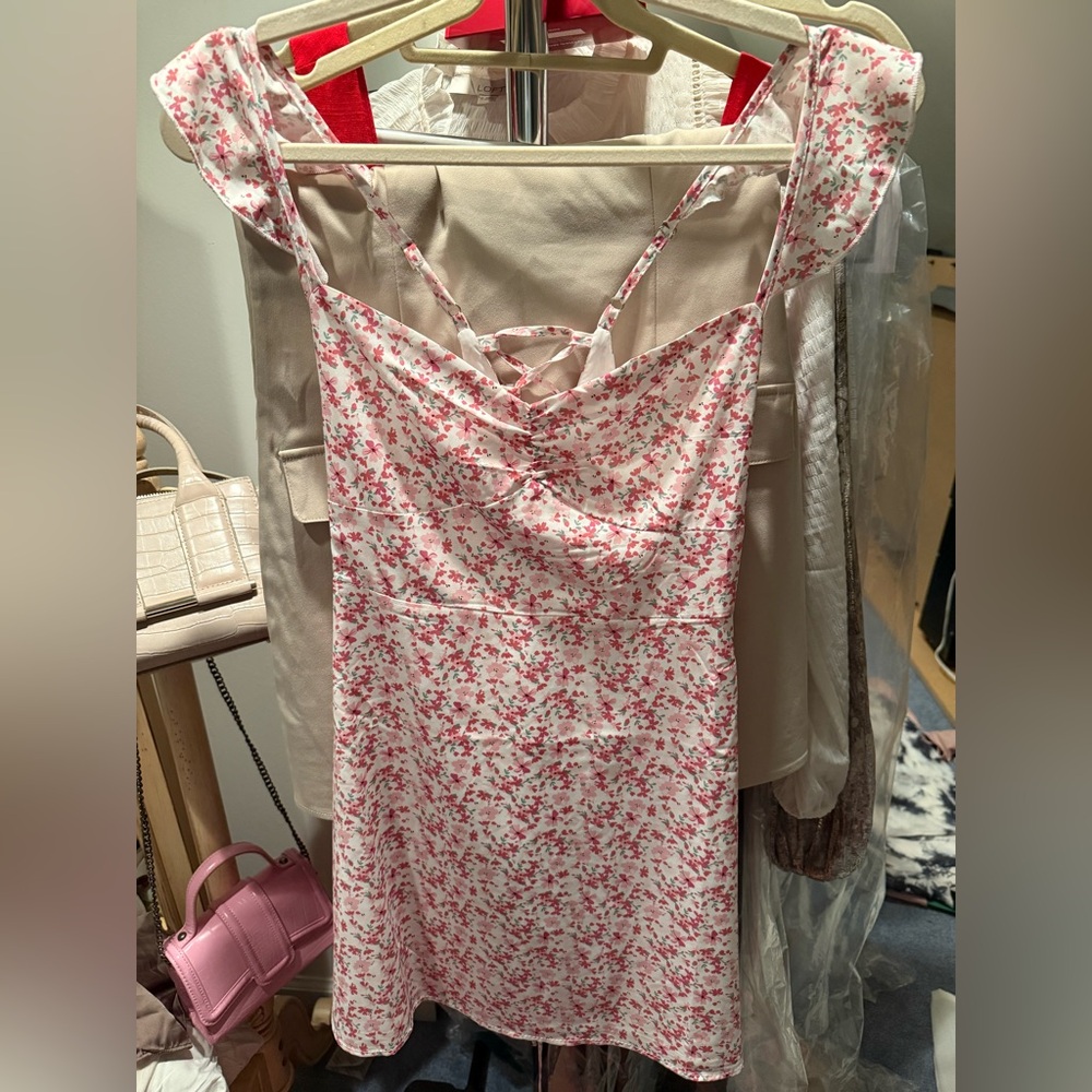 New Princess Polly floral dress in size 6. Sinches with back straps - flattering